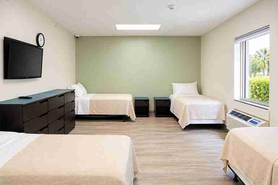 bedroom-for-mental-health-treatment-in-palm-beach